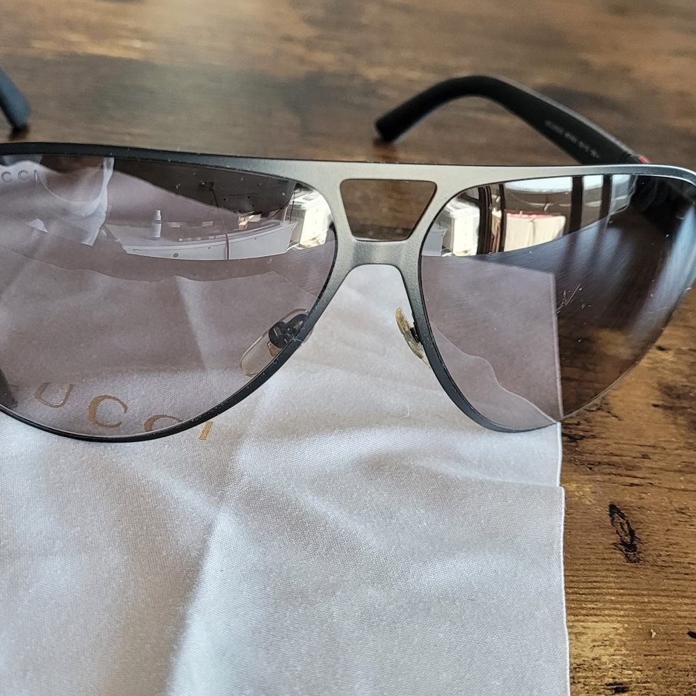 Gucci Men aviator sunglasses - AUTHENTIC!!